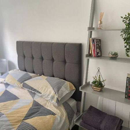 Canal Side Retreat - 2 Bedroom Apartment Heybridge  Bagian luar foto