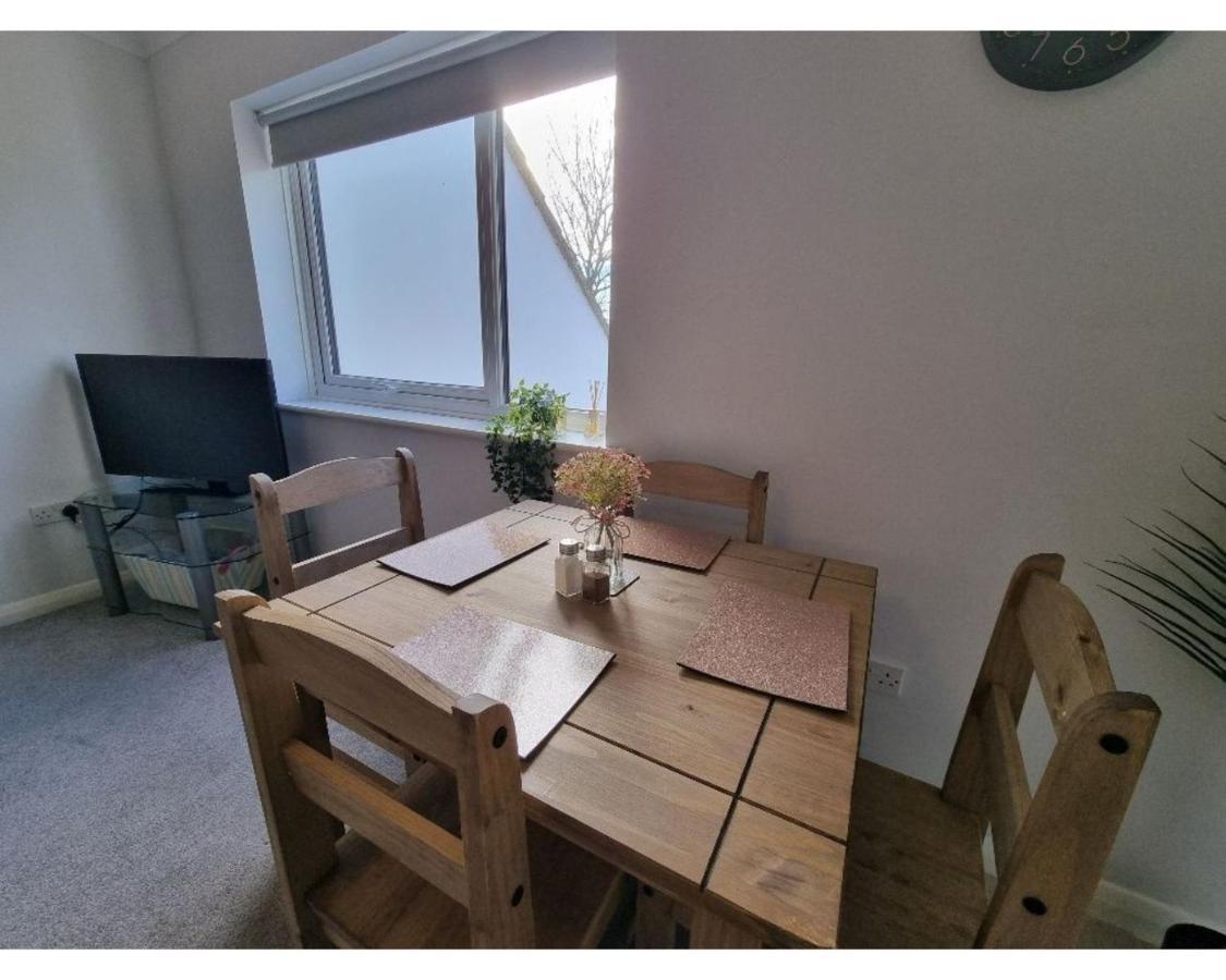 Canal Side Retreat - 2 Bedroom Apartment Heybridge  Bagian luar foto