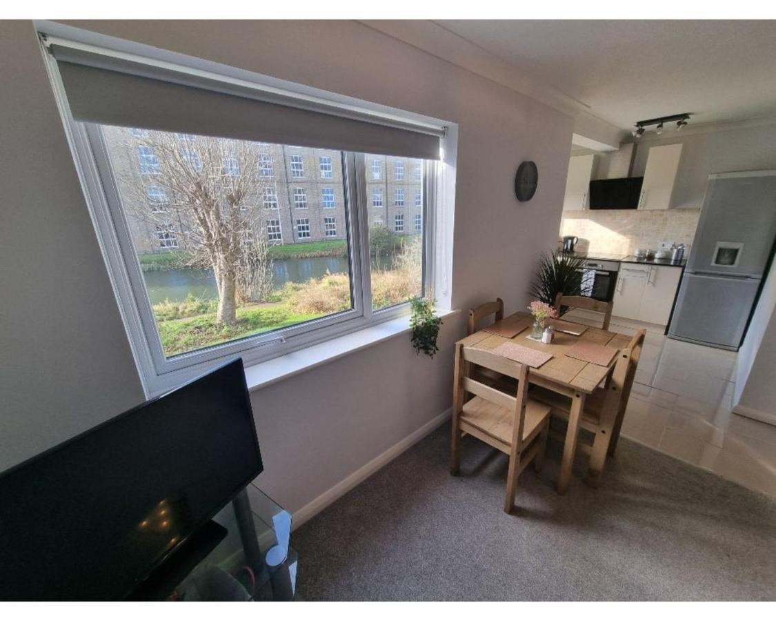 Canal Side Retreat - 2 Bedroom Apartment Heybridge  Bagian luar foto