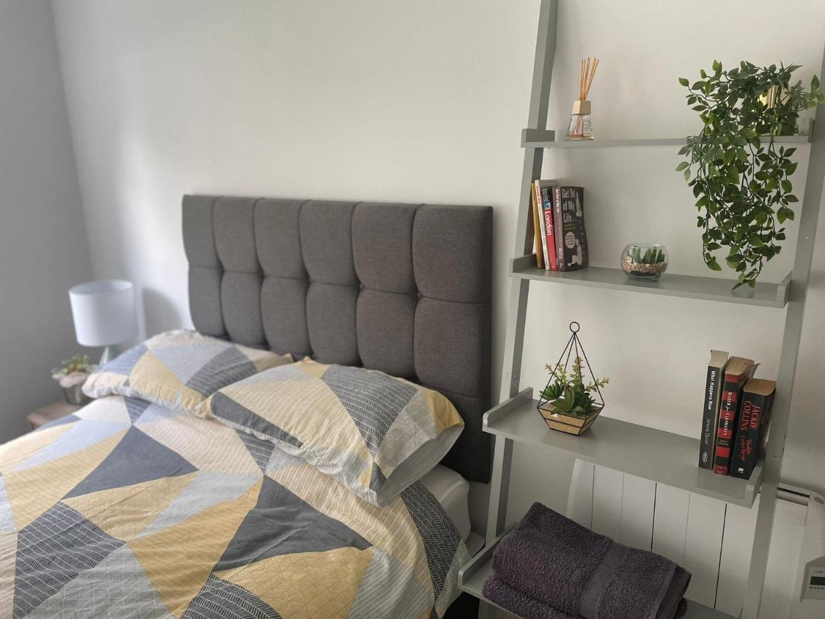 Canal Side Retreat - 2 Bedroom Apartment Heybridge  Bagian luar foto