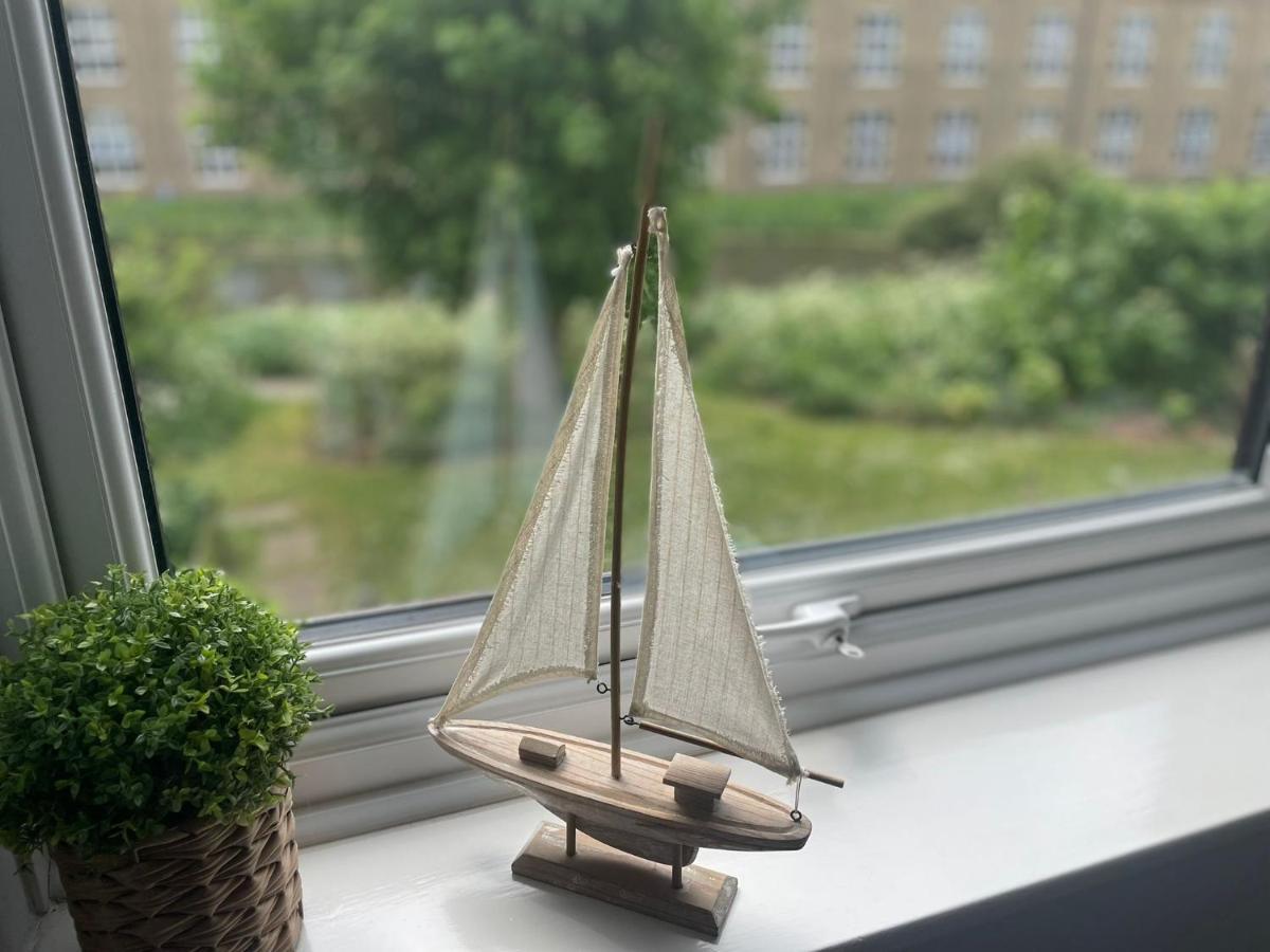 Canal Side Retreat - 2 Bedroom Apartment Heybridge  Bagian luar foto