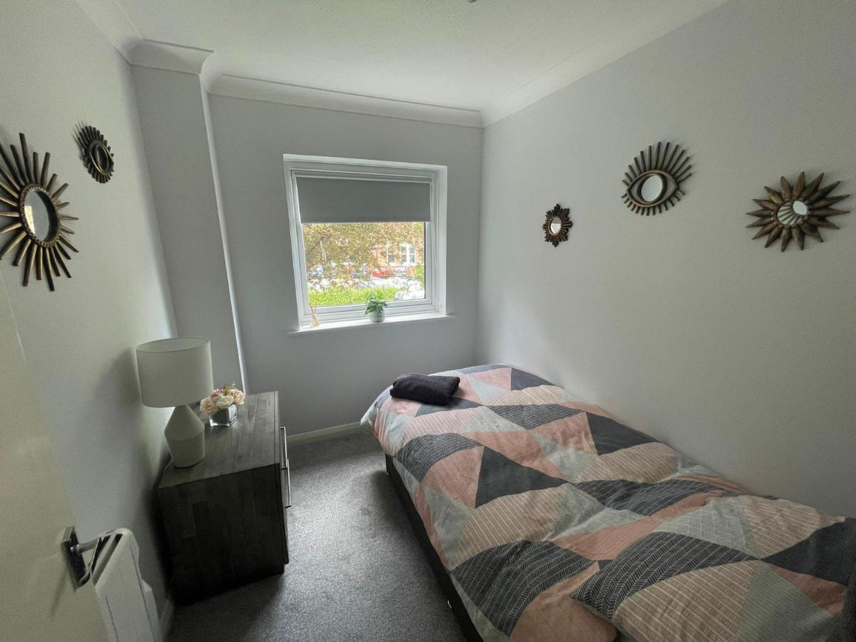 Canal Side Retreat - 2 Bedroom Apartment Heybridge  Bagian luar foto