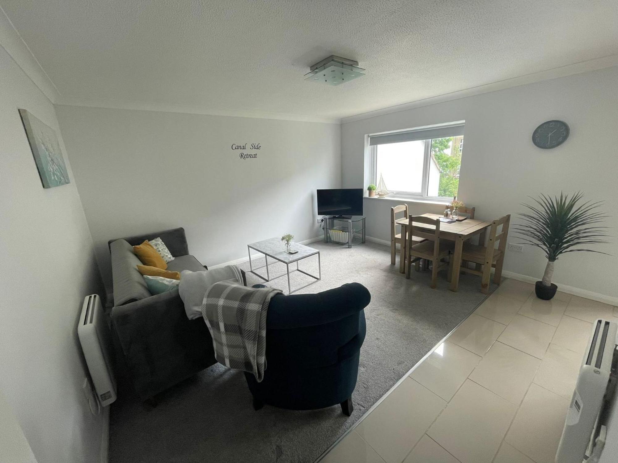 Canal Side Retreat - 2 Bedroom Apartment Heybridge  Ruang foto